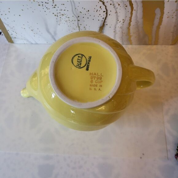 Vintage Mint 1950s Hall China Yellow w/Gold Leaf Decor 6 Cup Teapot #0799 - Picture 6 of 6